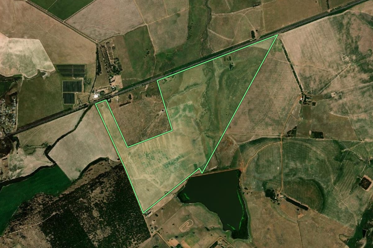 Imagem de satélite do imóvel rural em Uruguaiana (RS), com o contorno declarado no CAR desenhado por cima.