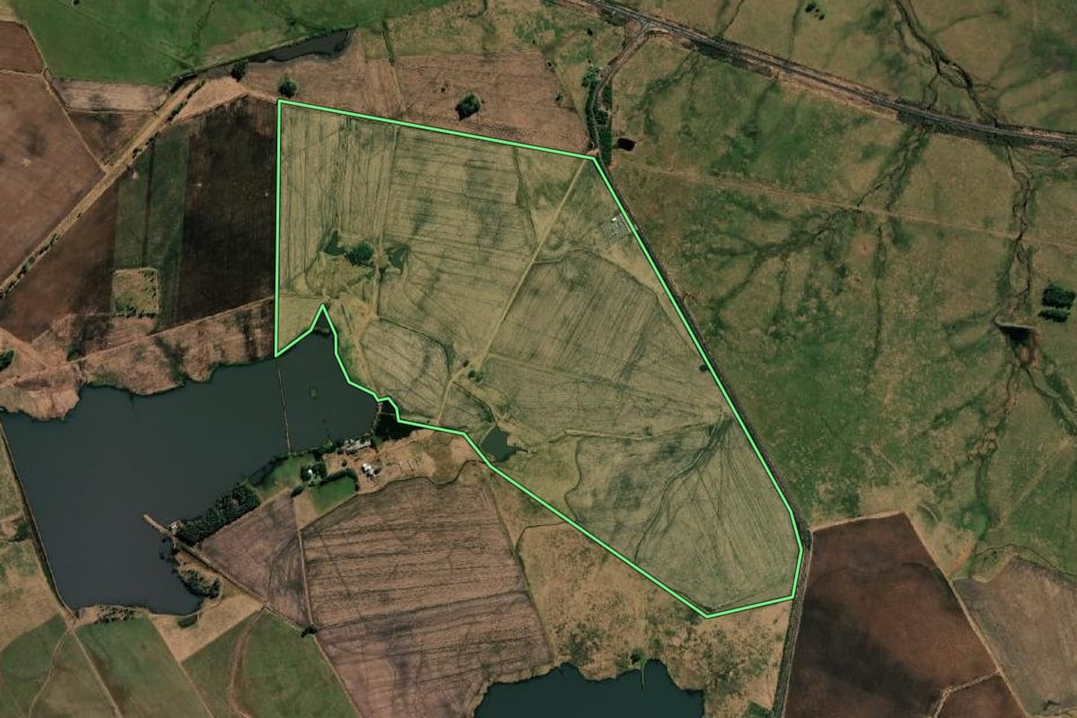 Imagem de satélite do imóvel rural em Uruguaiana (RS), com o contorno declarado no CAR desenhado por cima.
