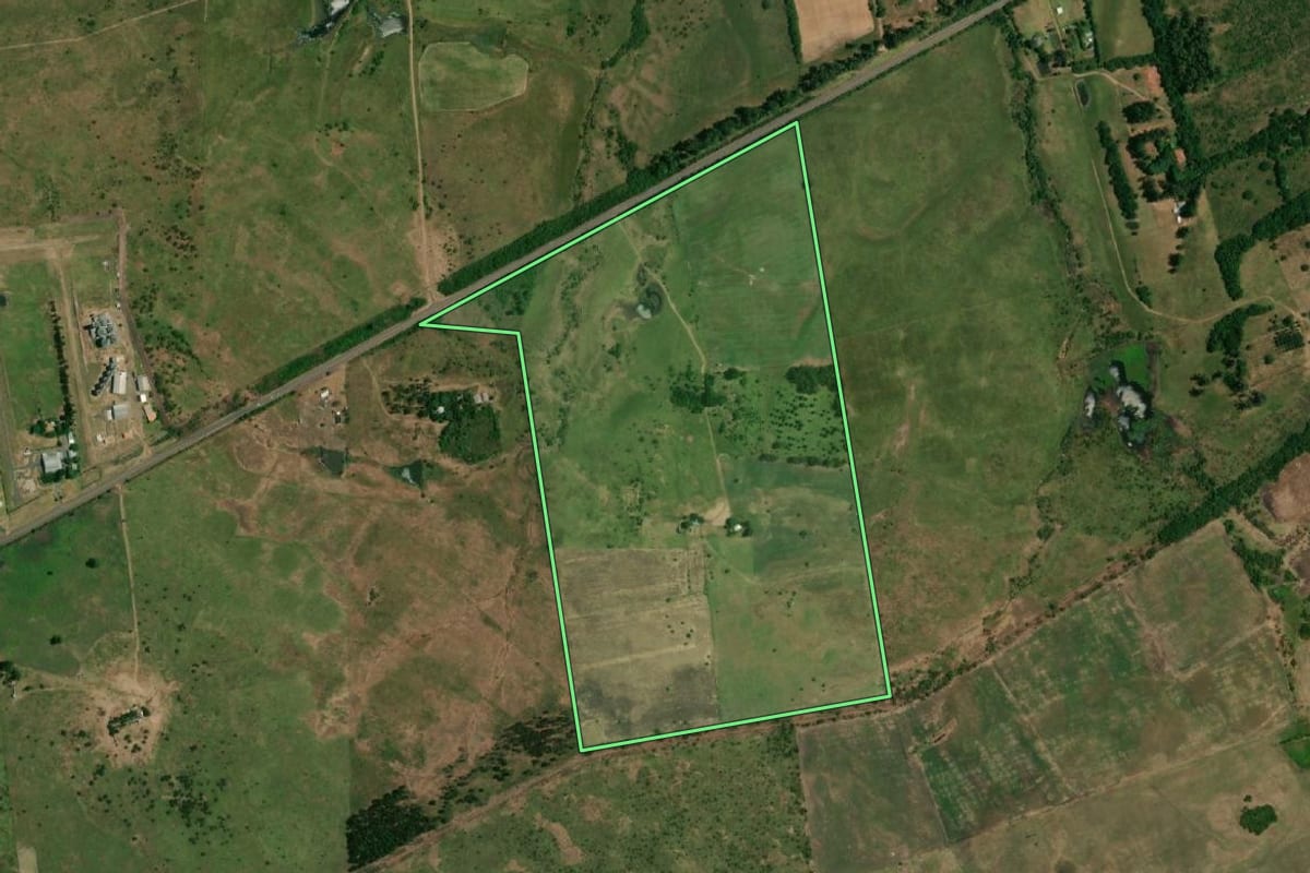 Imagem de satélite do imóvel rural em Uruguaiana (RS), com o contorno declarado no CAR desenhado por cima.