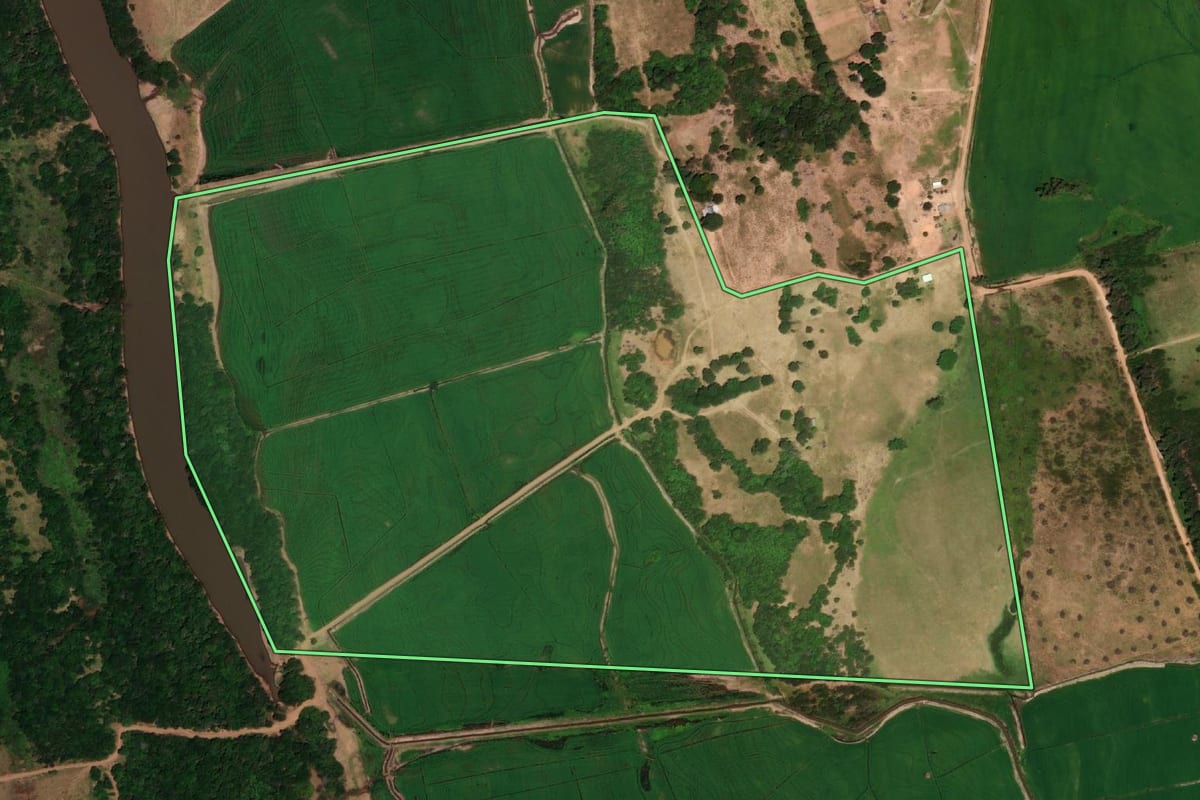 Imagem de satélite do imóvel rural em Uruguaiana (RS), com o contorno declarado no CAR desenhado por cima.