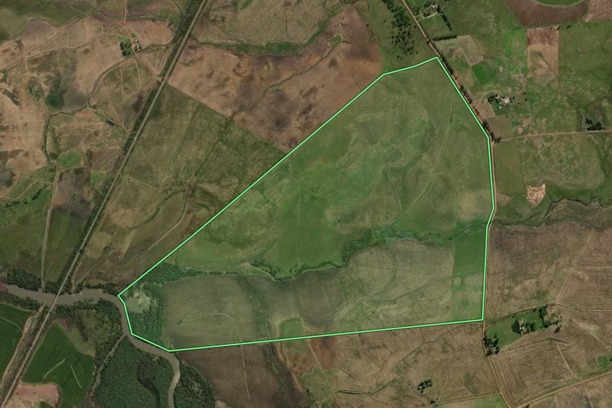 Imagem de satélite do imóvel rural em Uruguaiana (RS), com o contorno declarado no CAR desenhado por cima.