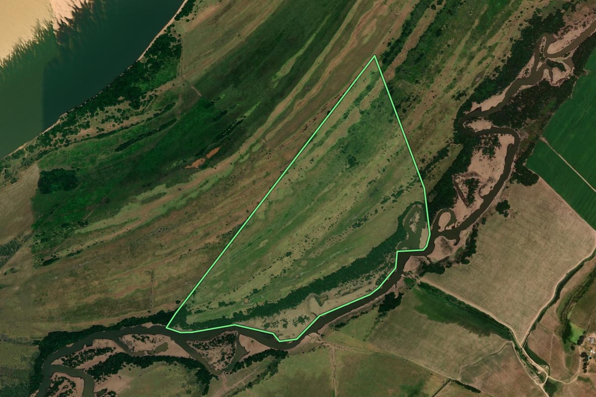 Imagem de satélite do imóvel rural em Uruguaiana (RS), com o contorno declarado no CAR desenhado por cima.