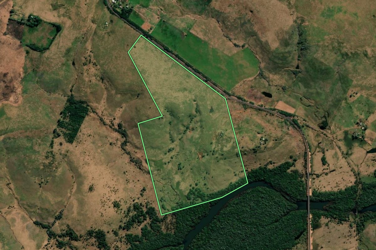 Imagem de satélite do imóvel rural em Uruguaiana (RS), com o contorno declarado no CAR desenhado por cima.