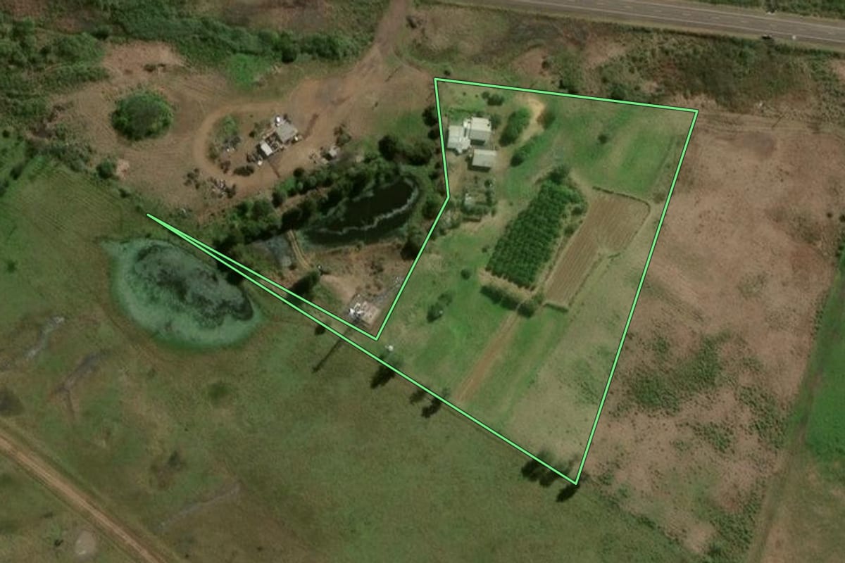 Imagem de satélite do imóvel rural em Uruguaiana (RS), com o contorno declarado no CAR desenhado por cima.