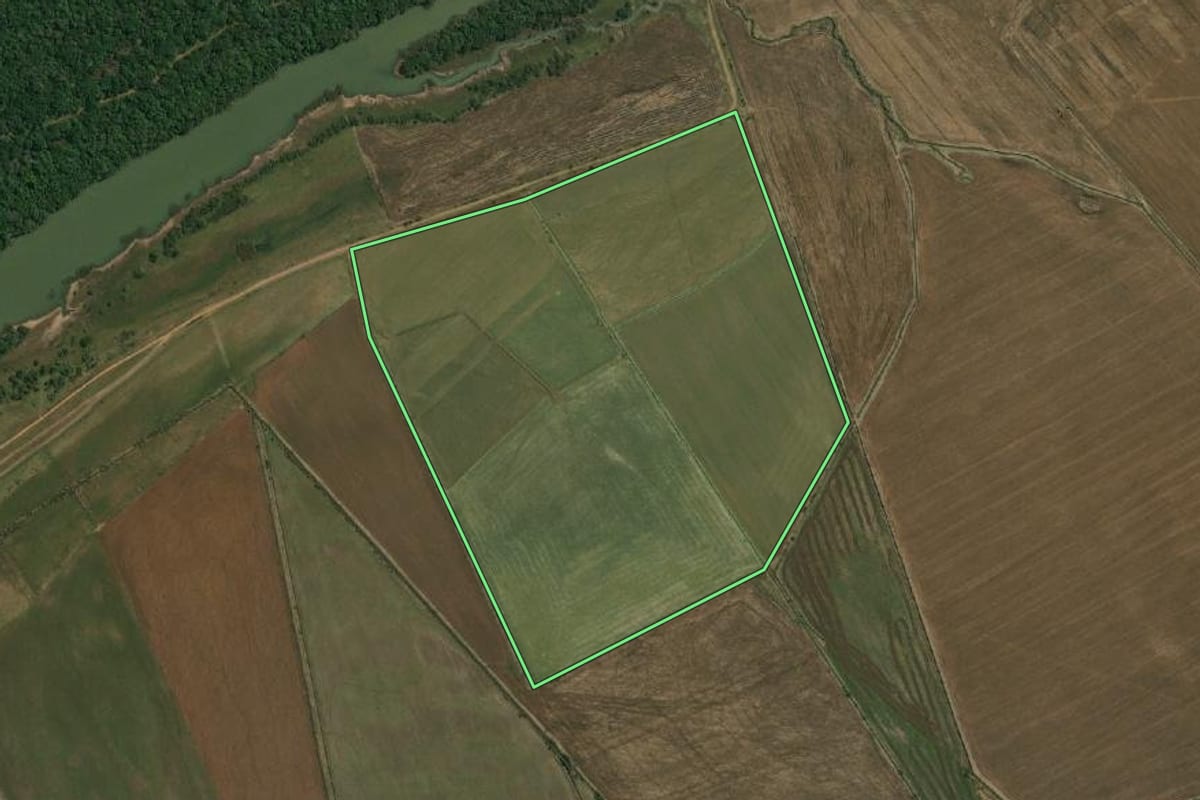 Imagem de satélite do imóvel rural em Uruguaiana (RS), com o contorno declarado no CAR desenhado por cima.