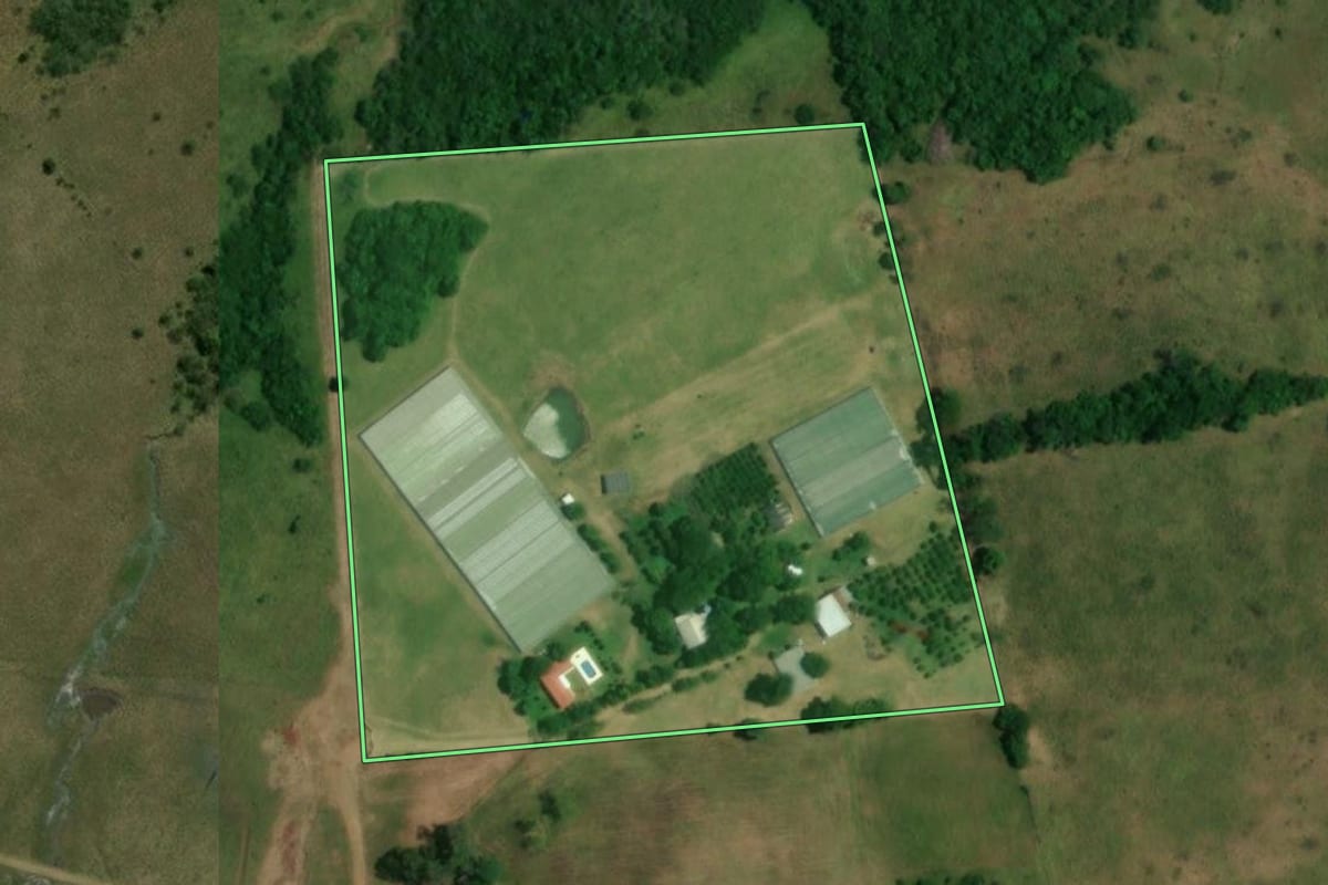 Imagem de satélite do imóvel rural em Uruguaiana (RS), com o contorno declarado no CAR desenhado por cima.