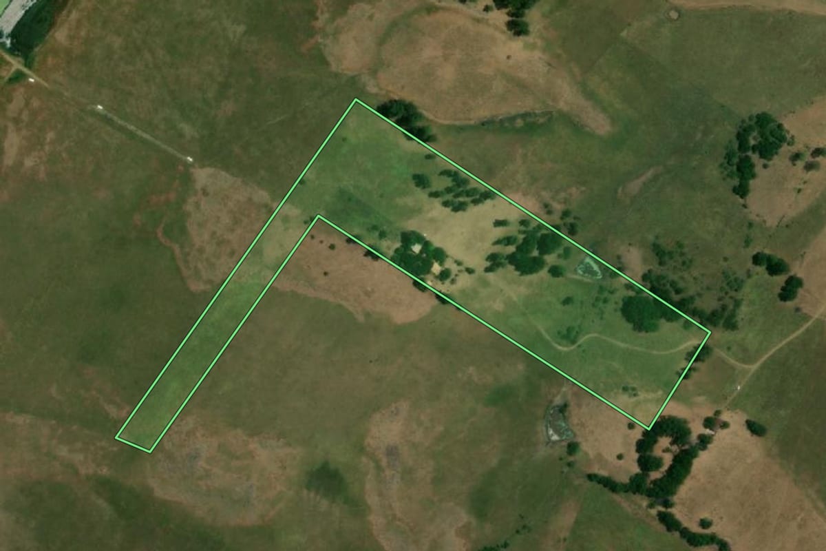 Imagem de satélite do imóvel rural em Uruguaiana (RS), com o contorno declarado no CAR desenhado por cima.