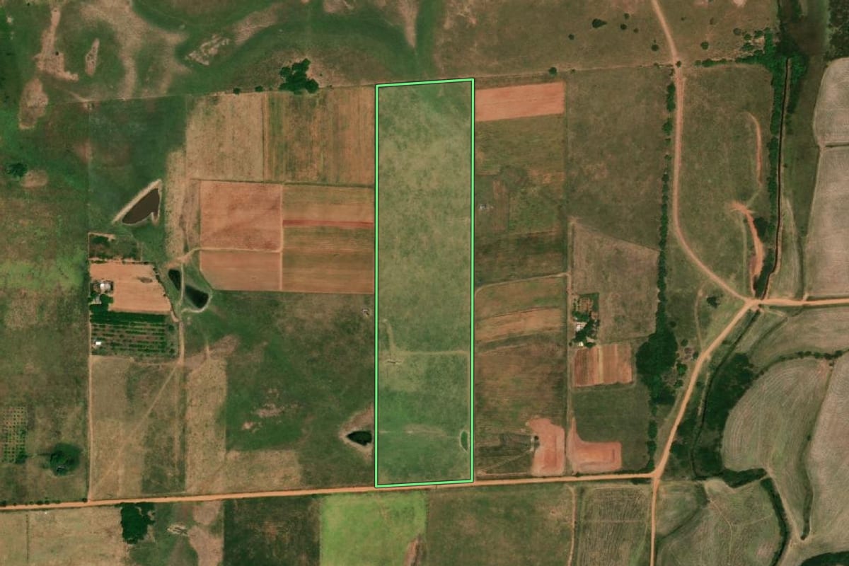 Imagem de satélite do imóvel rural em Uruguaiana (RS), com o contorno declarado no CAR desenhado por cima.