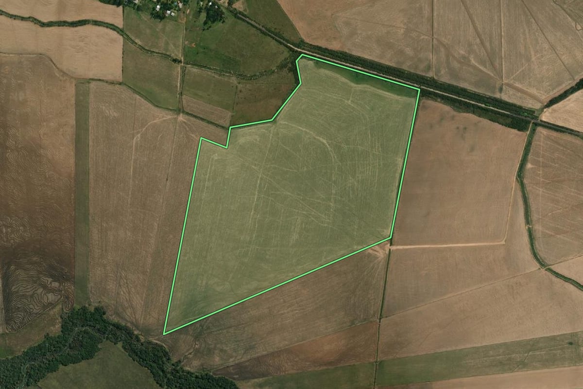 Imagem de satélite do imóvel rural em Uruguaiana (RS), com o contorno declarado no CAR desenhado por cima.