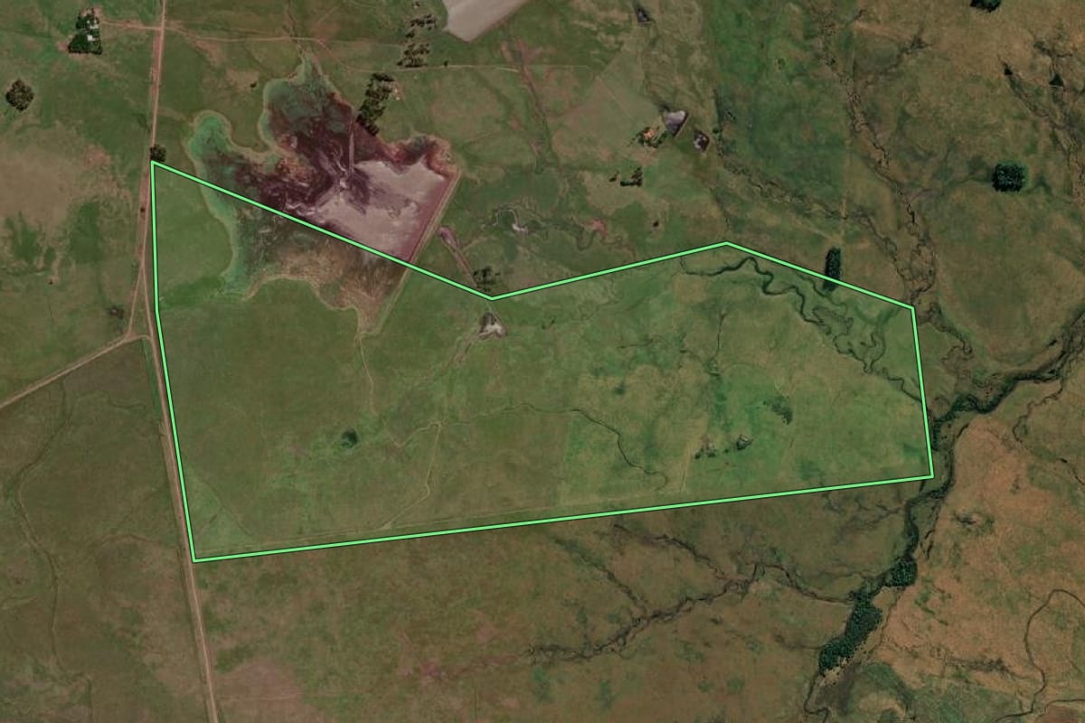 Imagem de satélite do imóvel rural em Uruguaiana (RS), com o contorno declarado no CAR desenhado por cima.
