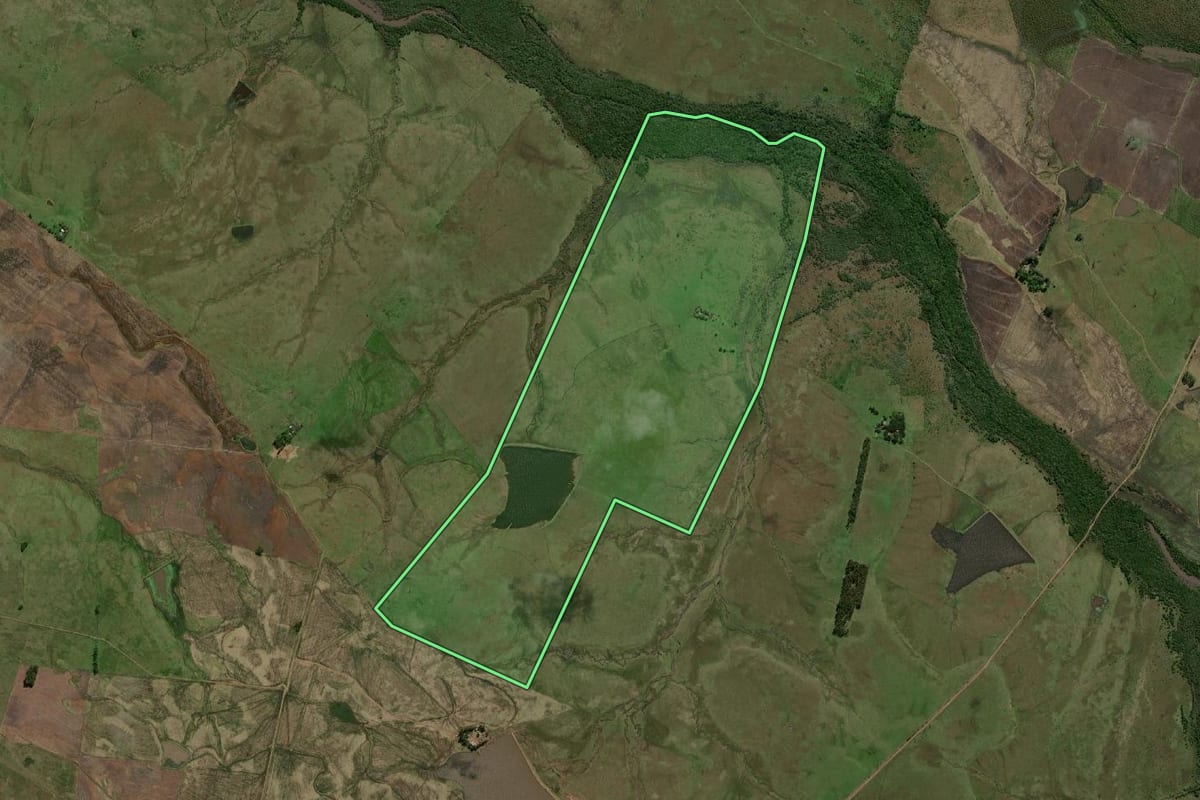 Imagem de satélite do imóvel rural em Uruguaiana (RS), com o contorno declarado no CAR desenhado por cima.