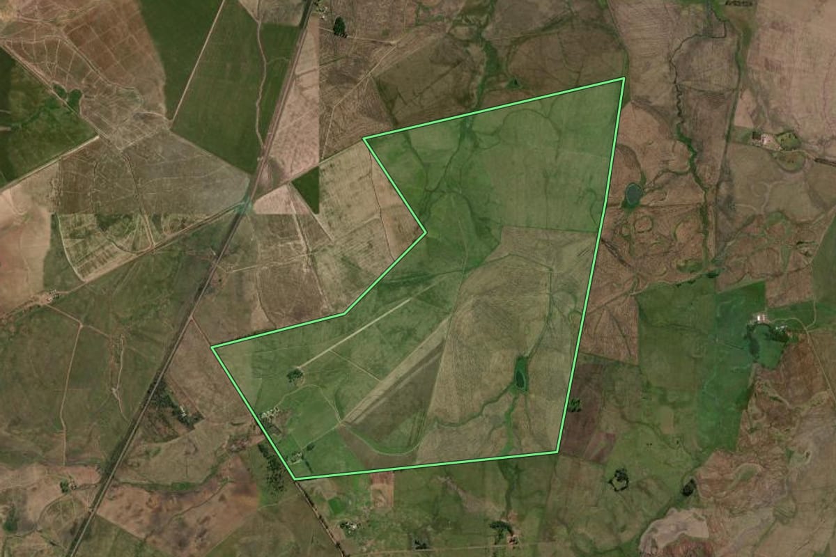 Imagem de satélite do imóvel rural em Uruguaiana (RS), com o contorno declarado no CAR desenhado por cima.