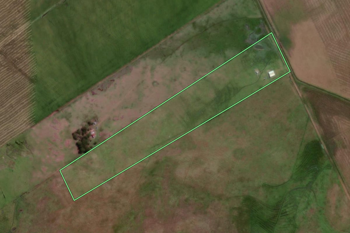 Imagem de satélite do imóvel rural em Uruguaiana (RS), com o contorno declarado no CAR desenhado por cima.