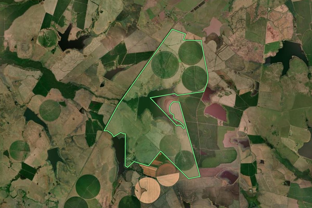 Imagem de satélite do imóvel rural em Uruguaiana (RS), com o contorno declarado no CAR desenhado por cima.