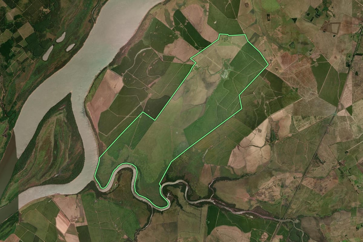 Imagem de satélite do imóvel rural em Uruguaiana (RS), com o contorno declarado no CAR desenhado por cima.