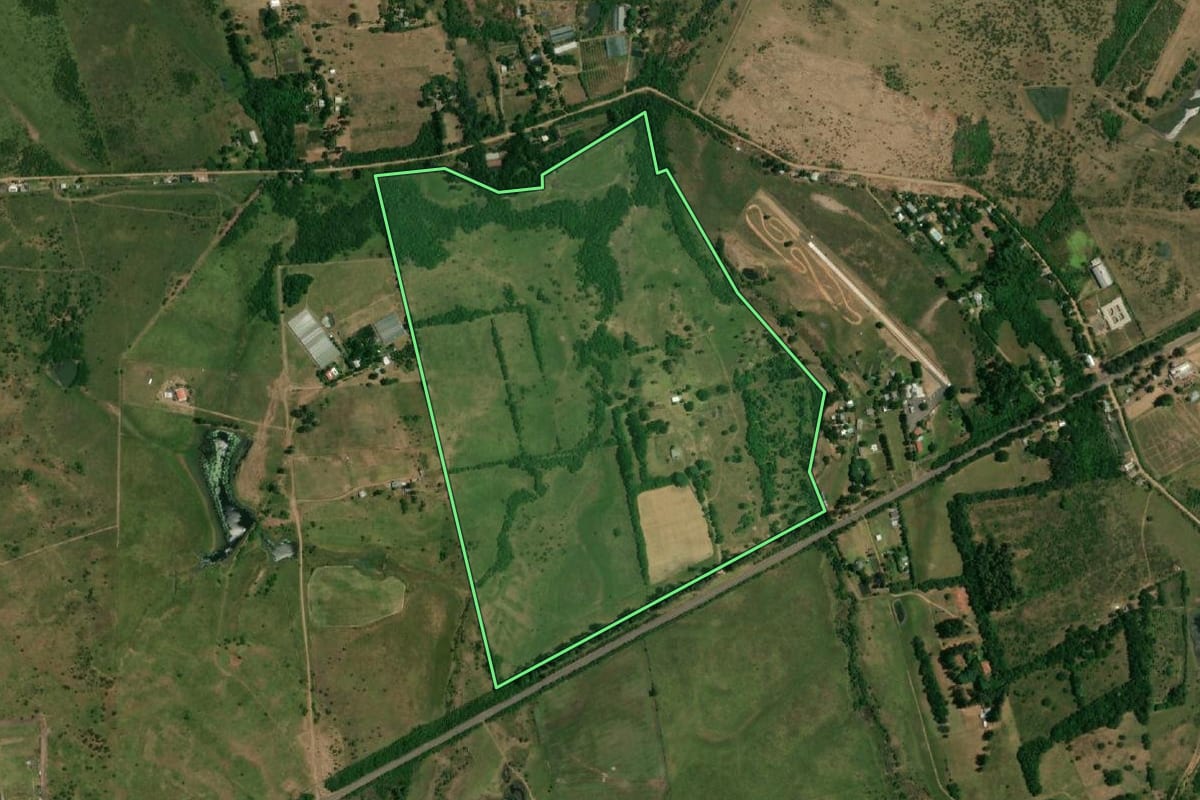 Imagem de satélite do imóvel rural em Uruguaiana (RS), com o contorno declarado no CAR desenhado por cima.