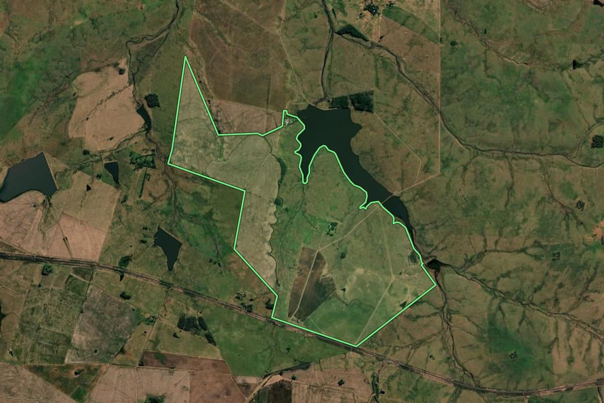 Imagem de satélite do imóvel rural em Uruguaiana (RS), com o contorno declarado no CAR desenhado por cima.
