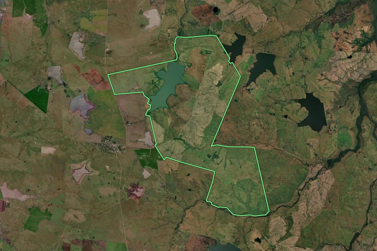 Imagem de satélite do imóvel rural em Uruguaiana (RS), com o contorno declarado no CAR desenhado por cima.