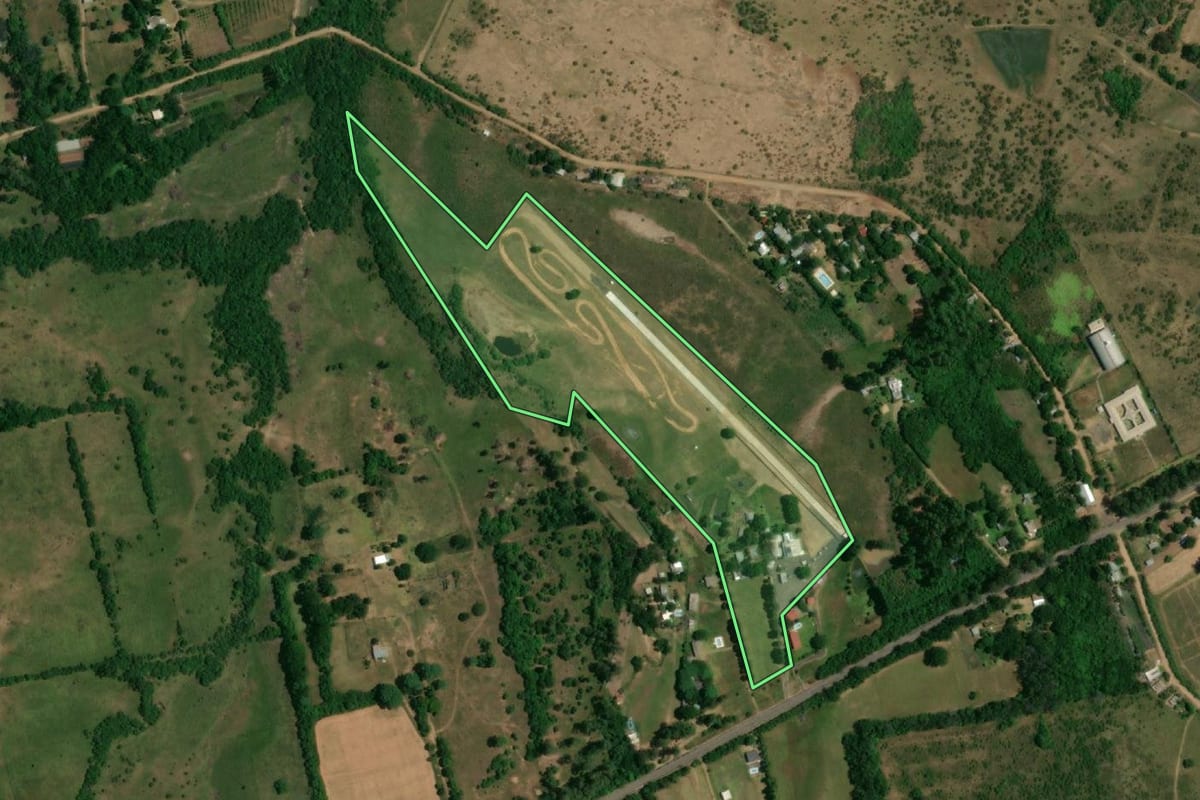 Imagem de satélite do imóvel rural em Uruguaiana (RS), com o contorno declarado no CAR desenhado por cima.