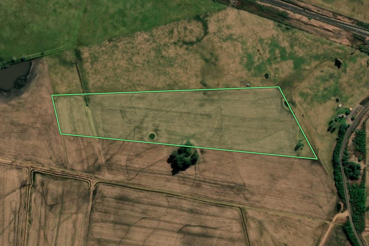 Imagem de satélite do imóvel rural em Uruguaiana (RS), com o contorno declarado no CAR desenhado por cima.