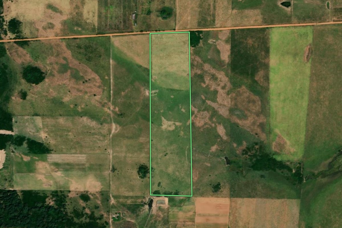 Imagem de satélite do imóvel rural em Uruguaiana (RS), com o contorno declarado no CAR desenhado por cima.
