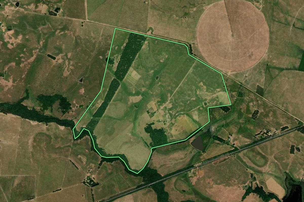 Imagem de satélite do imóvel rural em Uruguaiana (RS), com o contorno declarado no CAR desenhado por cima.