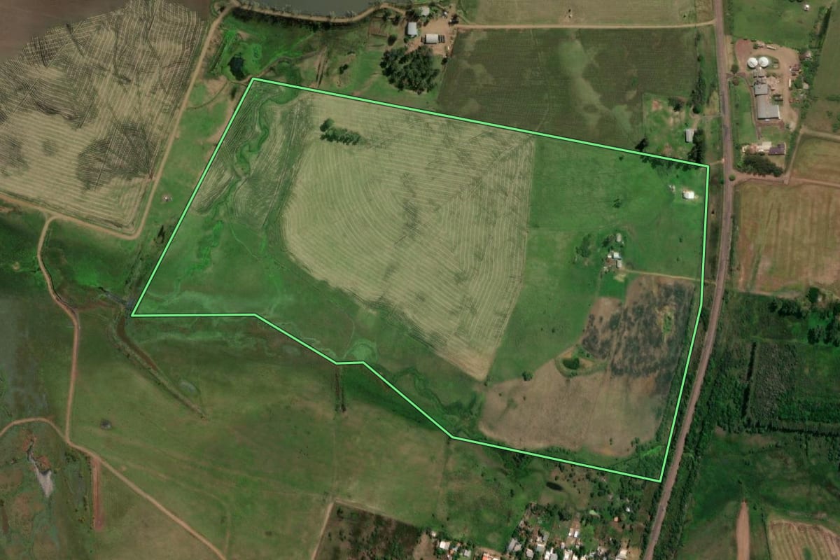 Imagem de satélite do imóvel rural em Uruguaiana (RS), com o contorno declarado no CAR desenhado por cima.