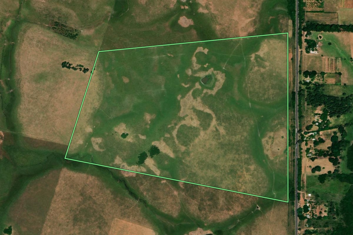 Imagem de satélite do imóvel rural em Uruguaiana (RS), com o contorno declarado no CAR desenhado por cima.