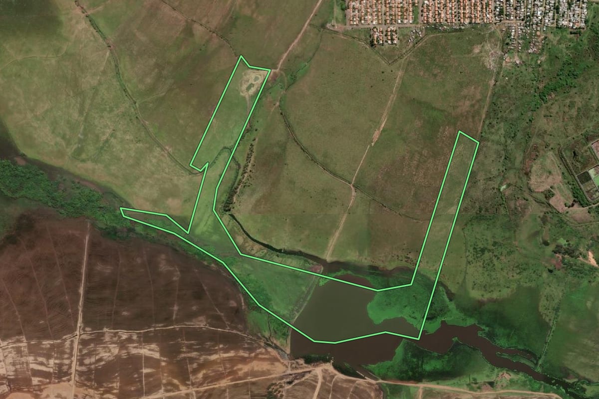 Imagem de satélite do imóvel rural em Uruguaiana (RS), com o contorno declarado no CAR desenhado por cima.