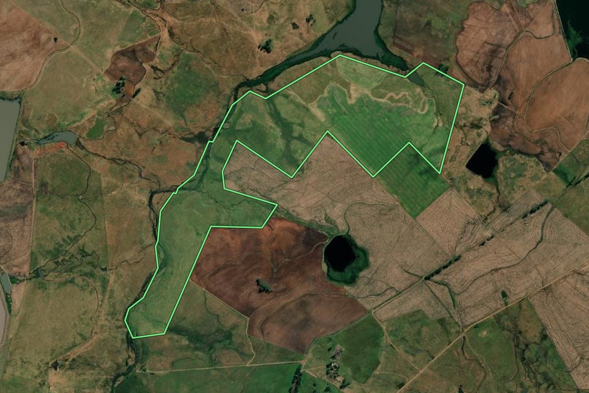 Imagem de satélite do imóvel rural em Uruguaiana (RS), com o contorno declarado no CAR desenhado por cima.