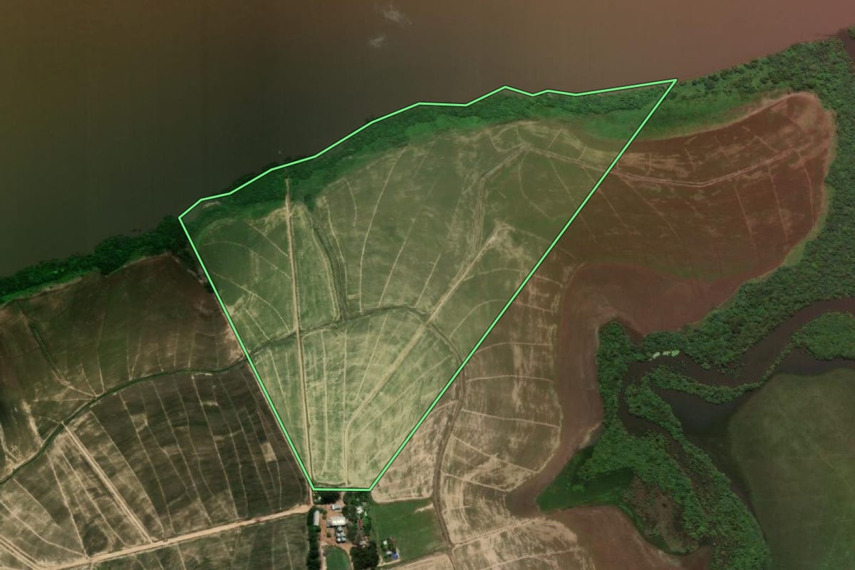 Imagem de satélite do imóvel rural em Uruguaiana (RS), com o contorno declarado no CAR desenhado por cima.