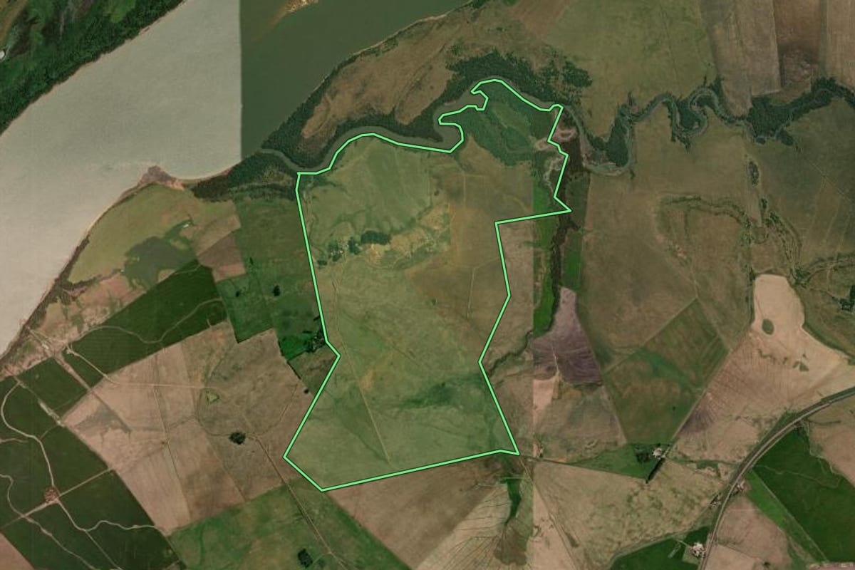 Imagem de satélite do imóvel rural em Uruguaiana (RS), com o contorno declarado no CAR desenhado por cima.
