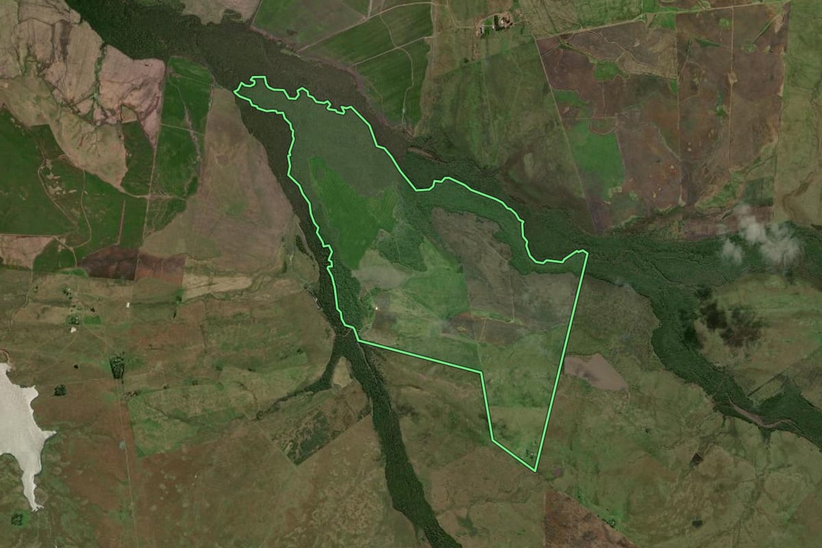 Imagem de satélite do imóvel rural em Uruguaiana (RS), com o contorno declarado no CAR desenhado por cima.