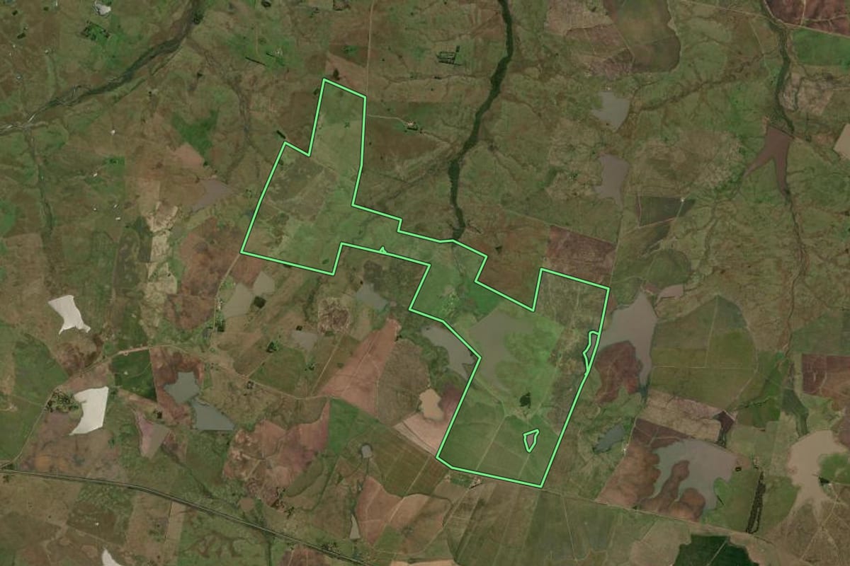 Imagem de satélite do imóvel rural em Uruguaiana (RS), com o contorno declarado no CAR desenhado por cima.