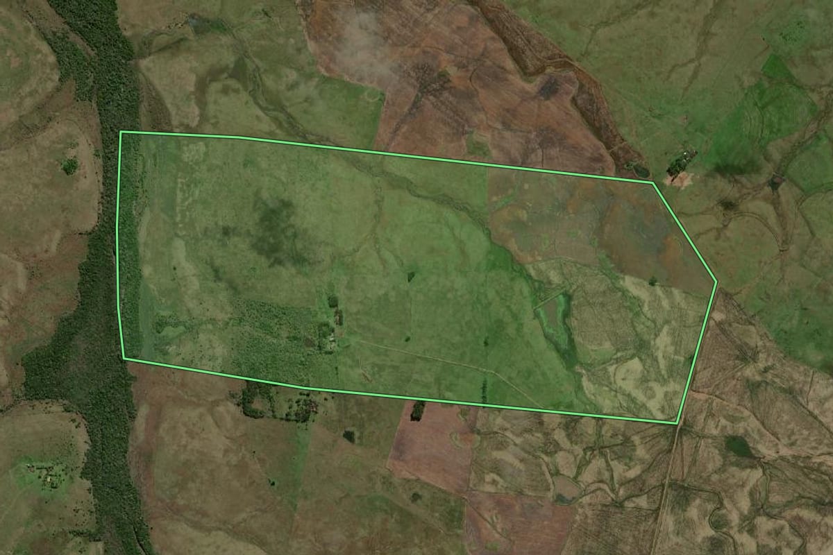 Imagem de satélite do imóvel rural em Uruguaiana (RS), com o contorno declarado no CAR desenhado por cima.