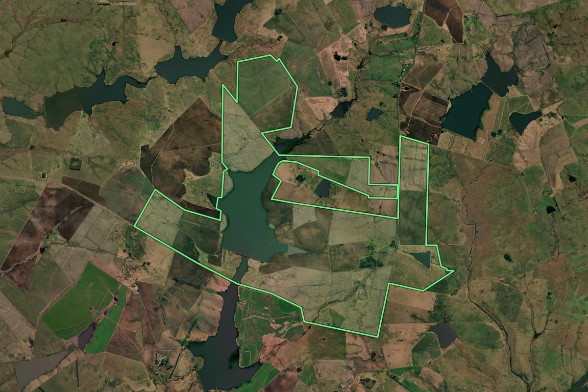 Imagem de satélite do imóvel rural em Uruguaiana (RS), com o contorno declarado no CAR desenhado por cima.