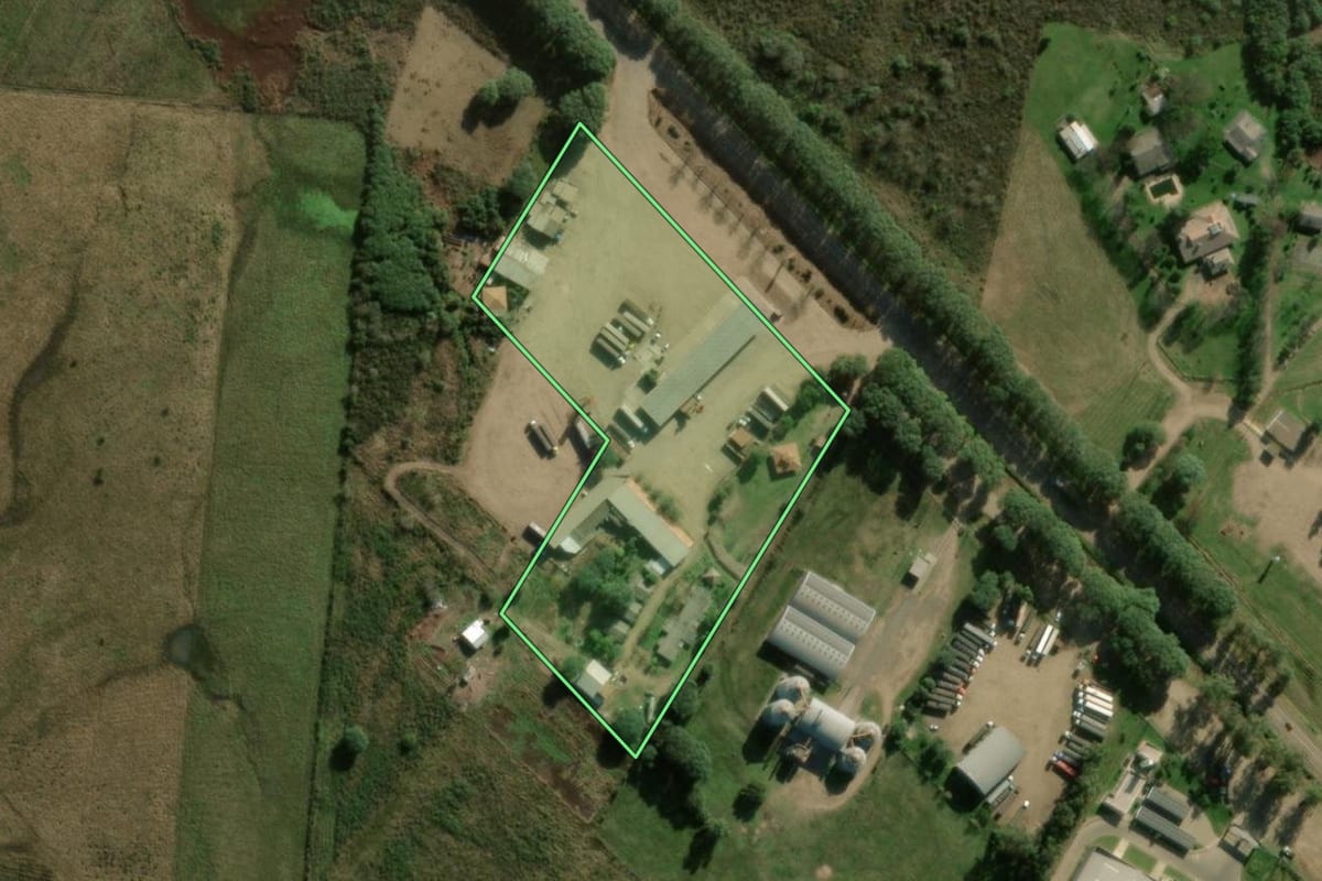 Imagem de satélite do imóvel rural em Uruguaiana (RS), com o contorno declarado no CAR desenhado por cima.