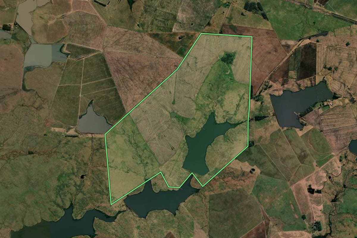Imagem de satélite do imóvel rural em Uruguaiana (RS), com o contorno declarado no CAR desenhado por cima.