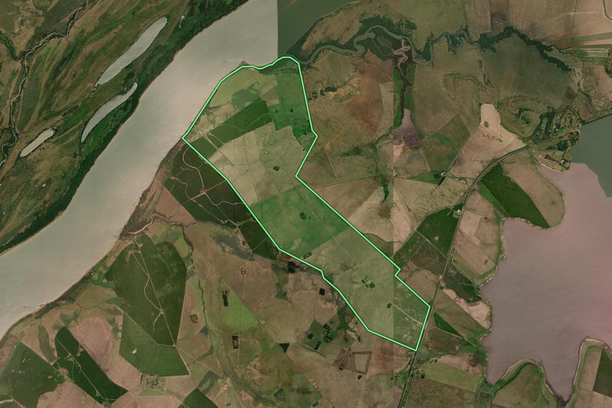 Imagem de satélite do imóvel rural em Uruguaiana (RS), com o contorno declarado no CAR desenhado por cima.