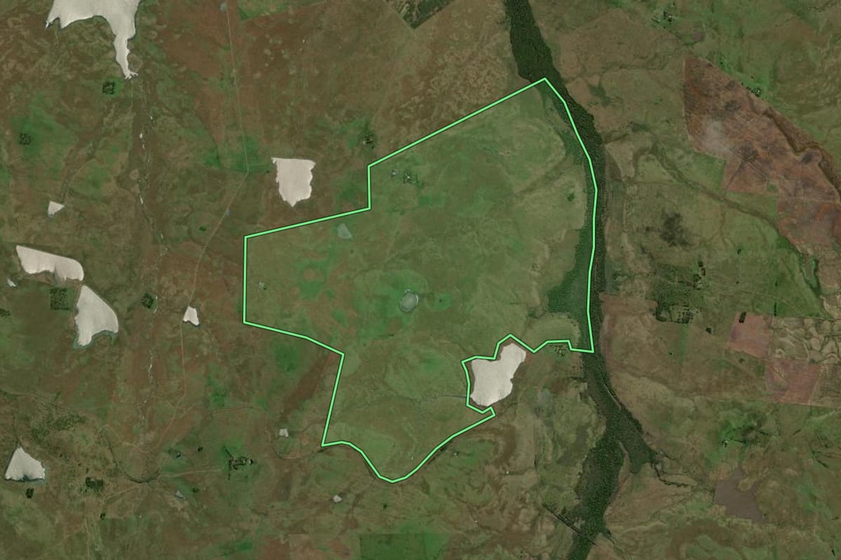 Imagem de satélite do imóvel rural em Uruguaiana (RS), com o contorno declarado no CAR desenhado por cima.
