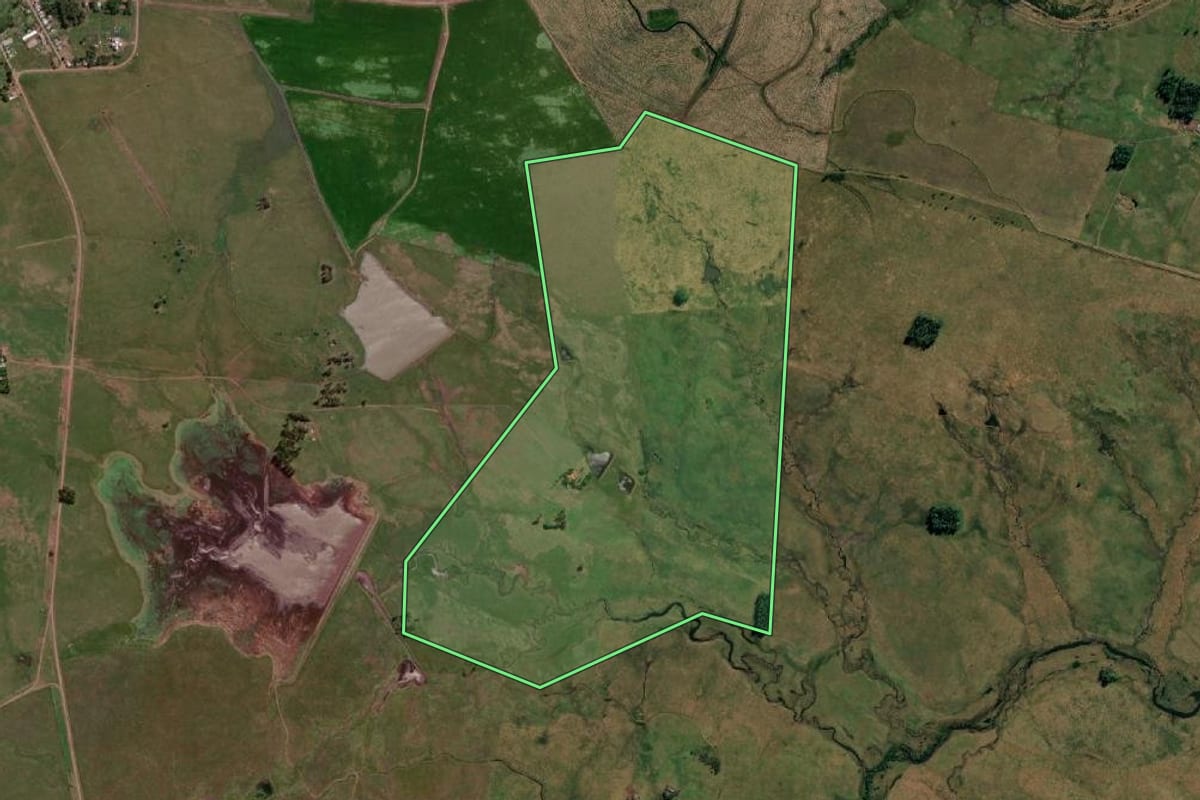 Imagem de satélite do imóvel rural em Uruguaiana (RS), com o contorno declarado no CAR desenhado por cima.