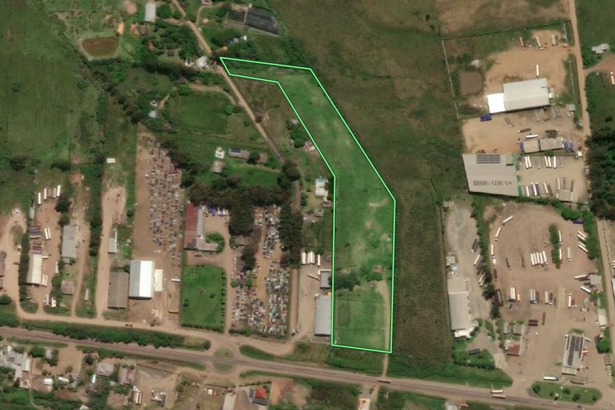 Imagem de satélite do imóvel rural em Uruguaiana (RS), com o contorno declarado no CAR desenhado por cima.