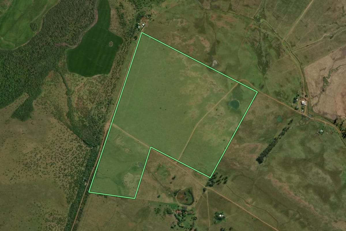 Imagem de satélite do imóvel rural em Uruguaiana (RS), com o contorno declarado no CAR desenhado por cima.