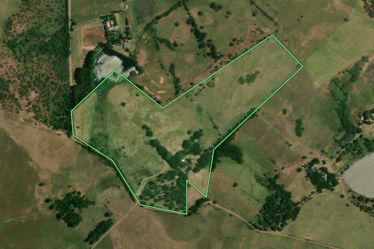Imagem de satélite do imóvel rural em Uruguaiana (RS), com o contorno declarado no CAR desenhado por cima.