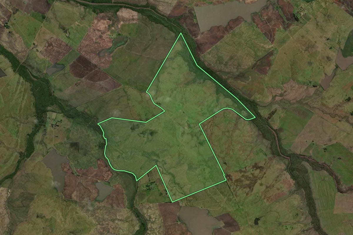 Imagem de satélite do imóvel rural em Uruguaiana (RS), com o contorno declarado no CAR desenhado por cima.