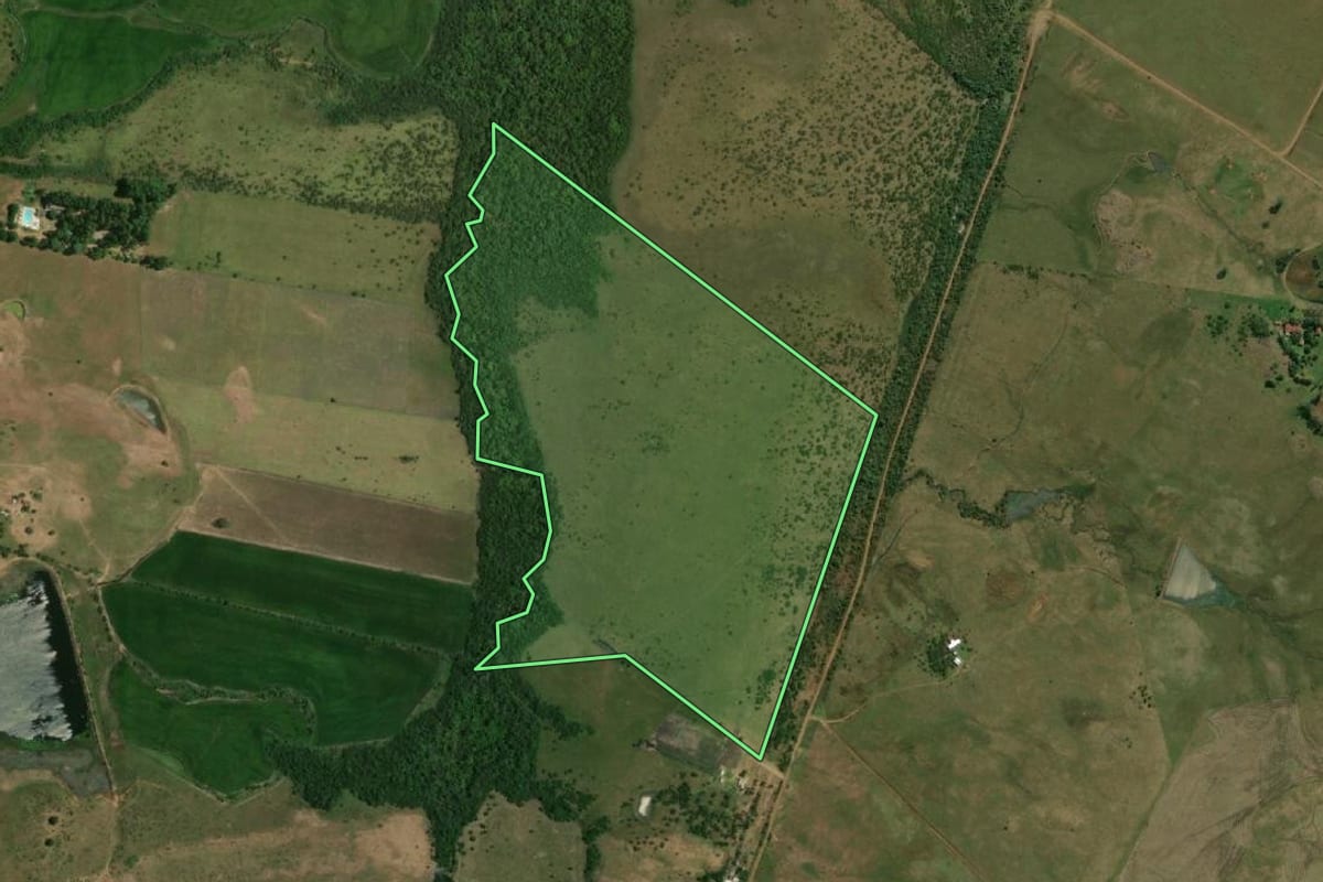 Imagem de satélite do imóvel rural em Uruguaiana (RS), com o contorno declarado no CAR desenhado por cima.
