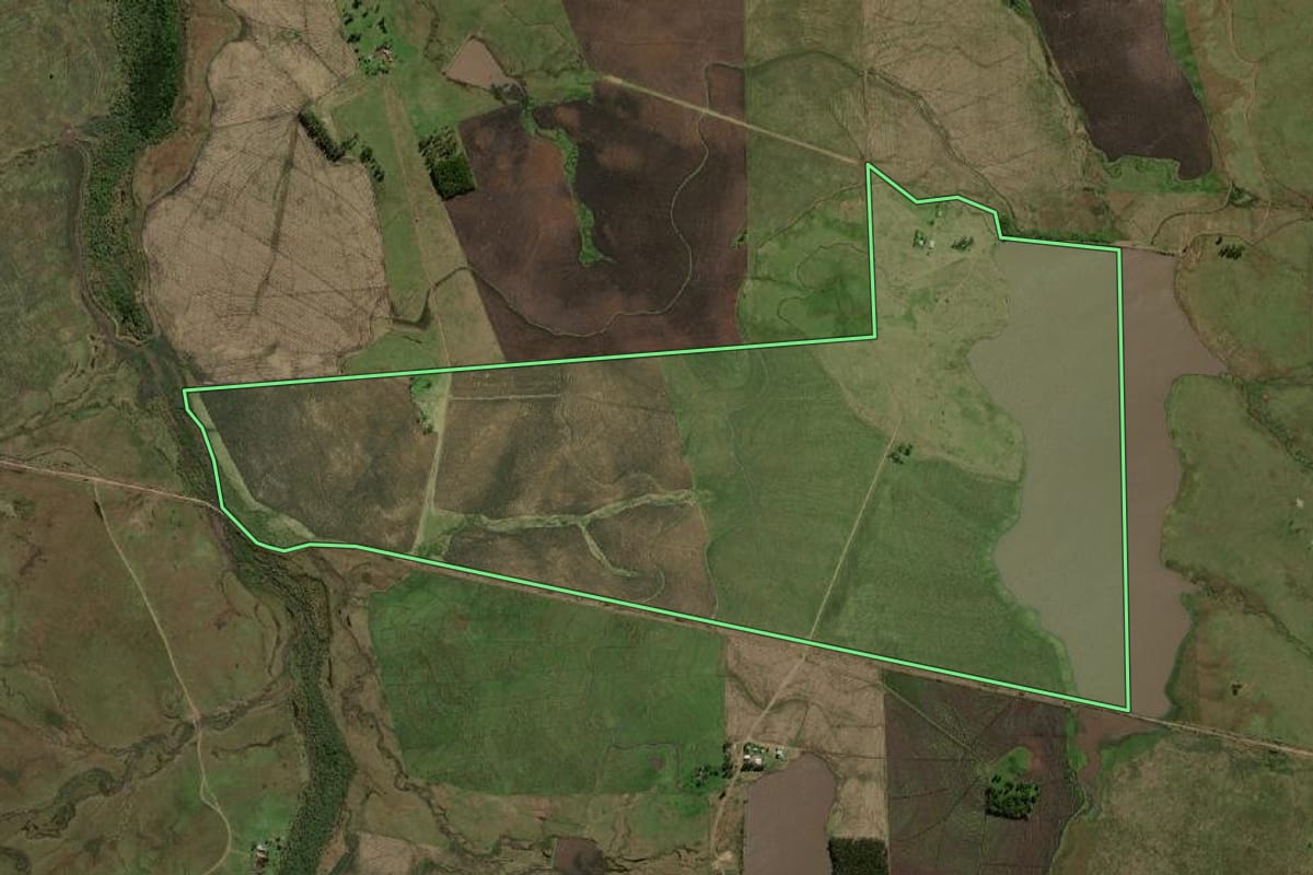 Imagem de satélite do imóvel rural em Uruguaiana (RS), com o contorno declarado no CAR desenhado por cima.