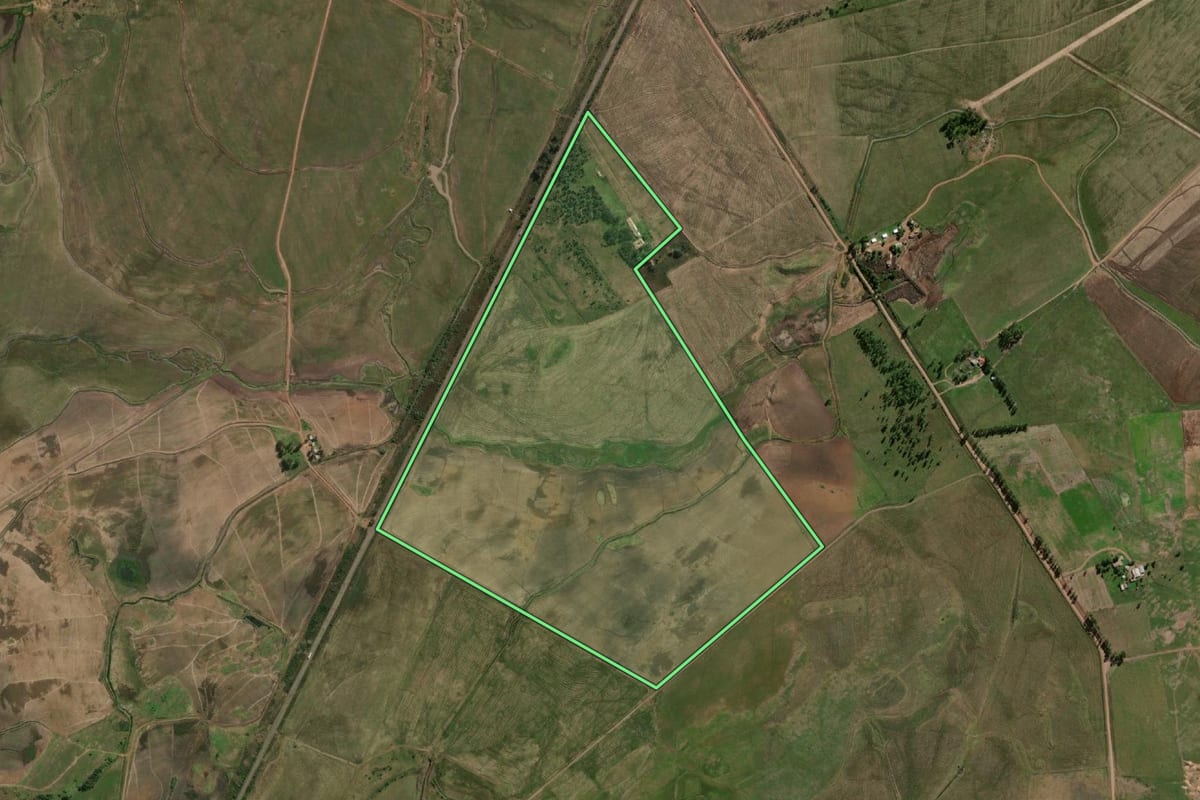 Imagem de satélite do imóvel rural em Uruguaiana (RS), com o contorno declarado no CAR desenhado por cima.