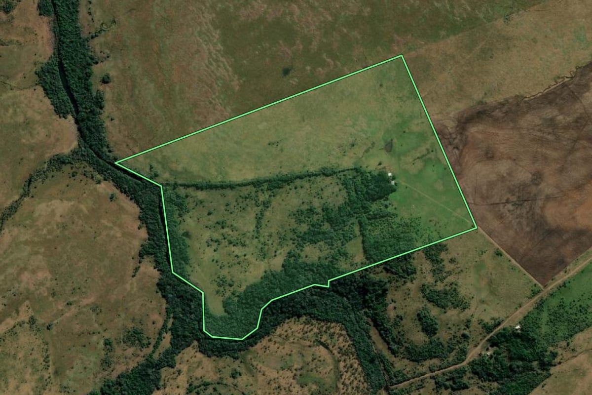 Imagem de satélite do imóvel rural em Uruguaiana (RS), com o contorno declarado no CAR desenhado por cima.