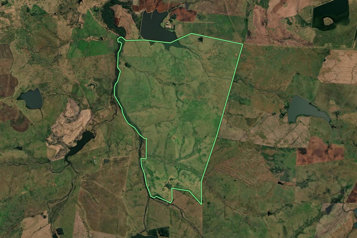Imagem de satélite do imóvel rural em Uruguaiana (RS), com o contorno declarado no CAR desenhado por cima.